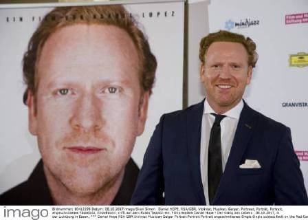 Daniel HOPE, RSA GBR, Violinist, Musiker, Geiger, Portraet, Porträt, Portrait, angeschnittenes Einzelbild, Einzelmotiv, trifft auf dem Roten Teppich ein, Filmpremiere Daniel Hope - Der Klang des Lebens , 08.10.2017, in der Lichtburg in Essen,