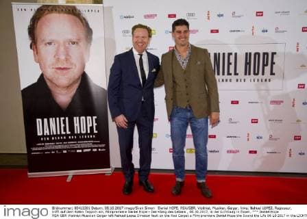 Daniel HOPE, RSA GBR, Violinist, Musiker, Geiger, links, Nahuel LOPEZ, Regisseur, trifft auf dem Roten Teppich ein, Filmpremiere Daniel Hope - Der Klang des Lebens , 08.10.2017, in der Lichtburg in Essen,