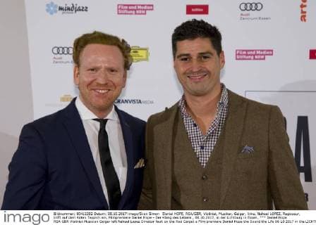 Daniel HOPE, RSA GBR, Violinist, Musiker, Geiger, links, Nahuel LOPEZ, Regisseur, trifft auf dem Roten Teppich ein, Filmpremiere Daniel Hope - Der Klang des Lebens , 08.10.2017, in der Lichtburg in Essen,