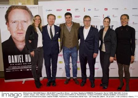 von links: Stephanie POREZAG, Produzentin, Daniel HOPE, RSA GBR, Violinist, Musiker, Geiger, links, Nahuel LOPEZ, Regisseur, Holger RECKTENWALD, Filmverleiher, mindjazz-Filmverleih, Babette NIERENZ, kuenstlerische Leiterin der Philharmonie Essen, Sabine WEBER, Moderatorin, Filmpremiere Daniel Hope - Der Klang des Lebens , 08.10.2017, in der Lichtburg in Essen,