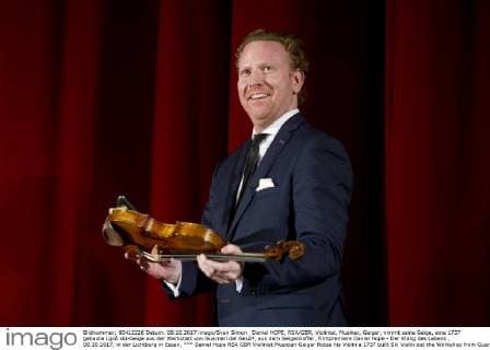 Daniel HOPE, RSA GBR, Violinist, Musiker, Geiger, nimmt seine Geige, eine 1737 gebaute LipiŠski-Geige aus der Werkstatt von Guarneri del Gesù, aus dem Geigenkoffer, Filmpremiere Daniel Hope - Der Klang des Lebens , 08.10.2017, in der Lichtburg in Essen,
