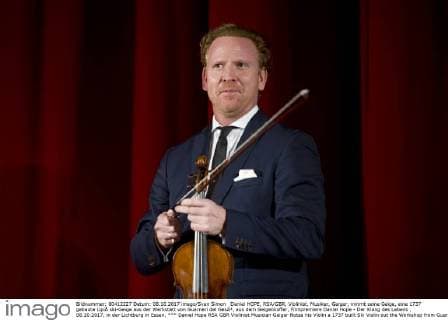 Daniel HOPE, RSA GBR, Violinist, Musiker, Geiger, nimmt seine Geige, eine 1737 gebaute LipiŠski-Geige aus der Werkstatt von Guarneri del Gesù, aus dem Geigenkoffer, Filmpremiere Daniel Hope - Der Klang des Lebens , 08.10.2017, in der Lichtburg in Essen,