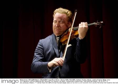 Daniel HOPE, RSA GBR, Violinist, Musiker, Geiger, spielt auf seiner Geige, einer 1737 gebauten LipiŠski-Geige aus der Werkstatt von Guarneri del Gesù, Filmpremiere Daniel Hope - Der Klang des Lebens , 08.10.2017, in der Lichtburg in Essen,