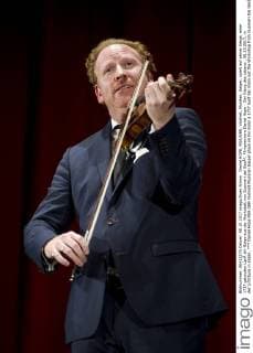 Daniel HOPE, RSA GBR, Violinist, Musiker, Geiger, spielt auf seiner Geige, einer 1737 gebauten LipiŠski-Geige aus der Werkstatt von Guarneri del Gesù, Filmpremiere Daniel Hope - Der Klang des Lebens , 08.10.2017, in der Lichtburg in Essen,