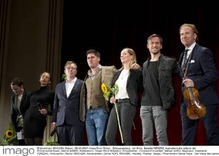 Schlussapplaus, von links: Babette NIERENZ, kuenstlerische Leiterin der Philharmonie Essen, Sabine WEBER, Moderatorin, Holger RECKTENWALD, Filmverleiher, mindjazz-Filmverleih, Nahuel LOPEZ, Regisseur, Stephanie POREZAG, Produzentin, Florian KIRCHLER, Kameramann, Daniel HOPE, RSA GBR, Violinist, Musiker, Geiger, Filmpremiere Daniel Hope - Der Klang des Lebens , 08.10.2017, in der Lichtburg in Essen,