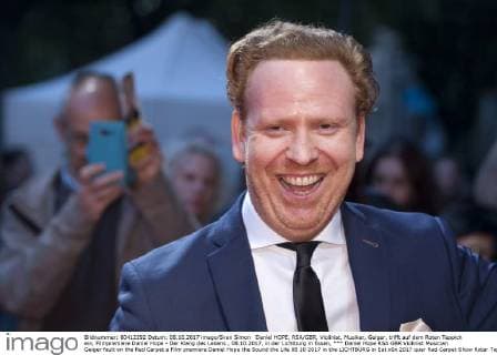 Daniel HOPE, RSA GBR, Violinist, Musiker, Geiger, trifft auf dem Roten Teppich ein, Filmpremiere Daniel Hope - Der Klang des Lebens , 08.10.2017, in der Lichtburg in Essen,