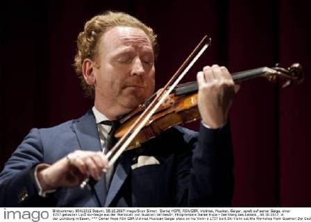 Daniel HOPE, RSA GBR, Violinist, Musiker, Geiger, spielt auf seiner Geige, einer 1737 gebauten LipiŠski-Geige aus der Werkstatt von Guarneri del Gesù, Filmpremiere Daniel Hope - Der Klang des Lebens , 08.10.2017, in der Lichtburg in Essen,