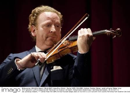 Daniel HOPE, RSA GBR, Violinist, Musiker, Geiger, spielt auf seiner Geige, einer 1737 gebauten LipiŠski-Geige aus der Werkstatt von Guarneri del Gesù, Filmpremiere Daniel Hope - Der Klang des Lebens , 08.10.2017, in der Lichtburg in Essen,