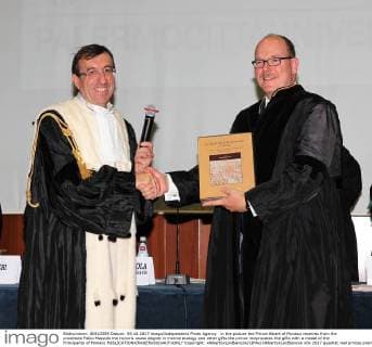 in the picture the Prince Albert of Monaco receives from the prostitute Fabio Mazzola the honoris causa degree in marine ecology and other gifts the prince reciprocates the gifts with a medal of the Principality of Monaco  Copyright: xAlbertoxLoxBiancox xIPAx xAlbertoxLoxBiancox