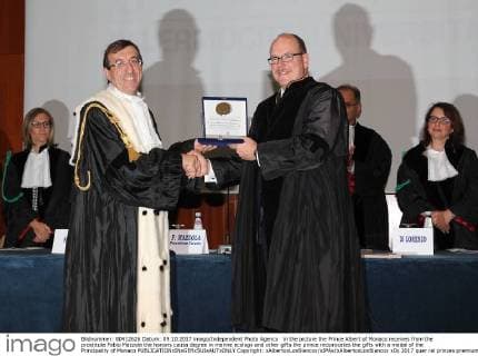 in the picture the Prince Albert of Monaco receives from the prostitute Fabio Mazzola the honoris causa degree in marine ecology and other gifts the prince reciprocates the gifts with a medal of the Principality of Monaco  Copyright: xAlbertoxLoxBiancox xIPAx xAlbertoxLoxBiancox