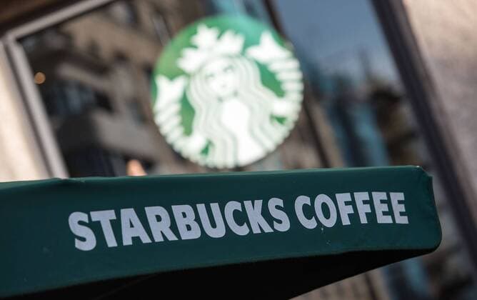 04.10.2017, xfux, Wirtschaft, Restaurant Kaffee Starbucks Coffee in Madrid, emwirt emonline, v.l. Das Logo und der Schriftzug der Marke des Kaffeehauses Starbucks Coffee in Madrid. Wirtschaft, Restaurant Starbucks Coffee in Madrid