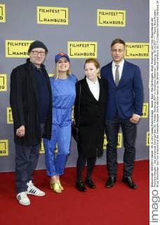 Rainer Bock, Marijtje Rutgers, Birgit Minichmayr und Tom Wlaschiha bei der Premiere Dengler - Die schützende Hand auf dem 25. Filmfest Hamburg 2017 im Cinemaxx Dammtor. Hamburg, 09.10.2017