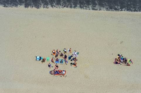 Sonnenanbeter am Sandstrand, 17.06.2015, Luftbild, Deutschland, Schleswig-Holstein, Nordfriesland, Sylt aerial view of sunbathers on sandy beach, 17.06.2015, Germany, Schleswig-Holstein, Northern Frisia, Sylt BLWS464087 Copyright: xblickwinkel C.xKaiserx