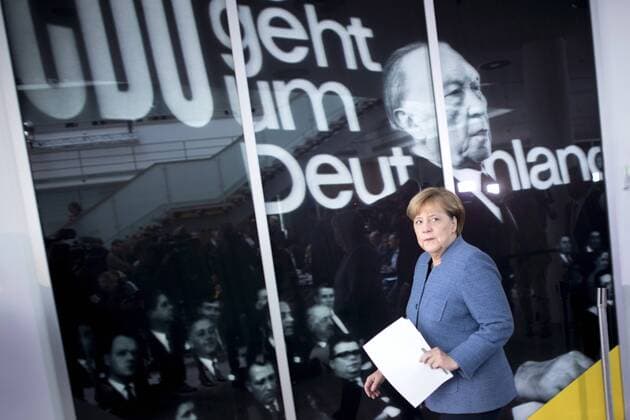Angela Merkel DEU, Deutschland, Germany, Berlin, 09.10.2017 Angela Merkel, Bundeskanzlerin und Bundesvorsitzende der CDU, vor einem Foto von Konrad Adenauer und Slogan Es geht um Deutschland bei der Pressekonferenz zum Thema Ergebnisse der Vorbereitung fuer die Koalitionsgespraeche in der Parteizentrale im Konrad-Adenauer-Haus in Berlin. Diskutiert wurde vor allem die Fluechtlingspolitik der Union auch hinsichtlich einer moeglichen Obergrenze. Angela Merkel, Chancellor and leader of the CDU, in front of a photo of Konrad Adenauer during a press call concerning the new refugee policy of the Union at the headquarter Konrad-Adenauer-Haus in Berlin.