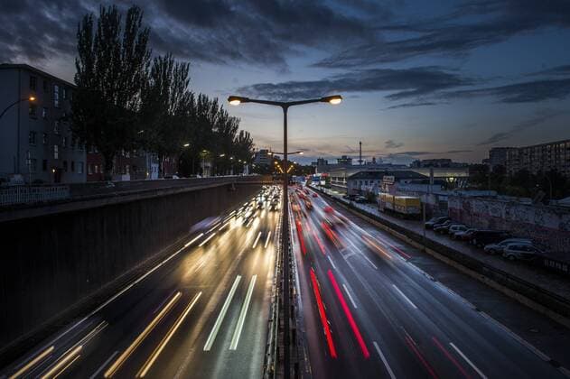 IMAGO Nature: Unsere Erde, Umweltverträgliche Herausforderungen, Kohlendioxid Hohe Verkehrsdichte auf der Berliner Stadtautobahn A100 nahe der Autobahnausfahrt Schmargendorf. Berlin, 09.10.2017. Berlin Deutschland *** high Traffic density on the Berlin City highway A100 near the Motorway exit Schmargendorf Berlin 09 10 2017 Berlin Germany Copyright: xFlorianxGaertner photothek.netx