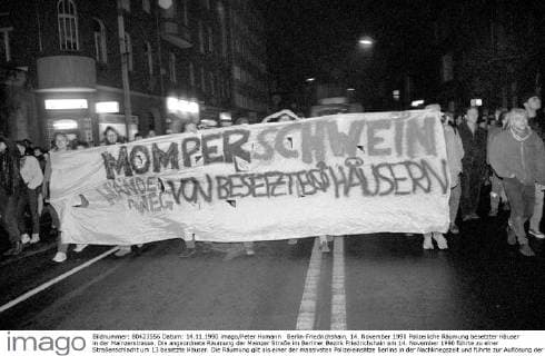 Berlin-Friedrichshain, 14. November 1990 Polizeiliche Räumung besetzter Häuser in der Mainzerstrasse. Die angeordnete Räumung der Mainzer Straße im Berliner Bezirk Friedrichshain am 14. November 1990 führte zu einer Straßenschlacht um 13 besetzte Häuser. Die Räumung gilt als einer der massivsten Polizeieinsätze Berlins in der Nachkriegszeit und führte zur Auflösung der rot-grünen Koalition seitens der Alternativen Liste (AL) und zum Rücktritt ihrer Senatorinnen Anne Klein, Michaele Schreyer und Sybille Volkholz. Foto. Protestdemonstration am Abend der Räumung *** Berlin Friedrichshain 14 November 1990 Police Clearance reception Houses in the Mainz road the arranged Clearance the Mainz Road in Berlin District Friedrichshain at 14 November 1990 led to a Street battle to 13 Occupied Houses the Clearance is as a the Police operations Berlin i