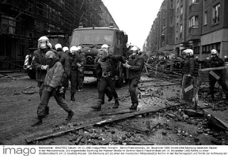 Berlin-Friedrichshain, 14. November 1990 Polizeiliche Räumung besetzter Häuser in der Mainzerstrasse. Die angeordnete Räumung der Mainzer Straße im Berliner Bezirk Friedrichshain am 14. November 1990 führte zu einer Straßenschlacht um 13 besetzte Häuser. Die Räumung gilt als einer der massivsten Polizeieinsätze Berlins in der Nachkriegszeit und führte zur Auflösung der rot-grünen Koalition seitens der Alternativen Liste (AL) und zum Rücktritt ihrer Senatorinnen Anne Klein, Michaele Schreyer und Sybille Volkholz. *** Berlin Friedrichshain 14 November 1990 Police Clearance reception Houses in the Mainz road the arranged Clearance the Mainz Road in Berlin District Friedrichshain at 14 November 1990 led to a Street battle to 13 Occupied Houses the Clearance is as a the Police operations Berlin in the Post-war period and led to Resolution the