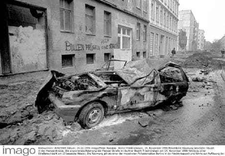 Berlin-Friedrichshain, 14. November 1990 Polizeiliche Räumung besetzter Häuser in der Mainzerstrasse. Die angeordnete Räumung der Mainzer Straße im Berliner Bezirk Friedrichshain am 14. November 1990 führte zu einer Straßenschlacht um 13 besetzte Häuser. Die Räumung gilt als einer der massivsten Polizeieinsätze Berlins in der Nachkriegszeit und führte zur Auflösung der rot-grünen Koalition seitens der Alternativen Liste (AL) und zum Rücktritt ihrer Senatorinnen Anne Klein, Michaele Schreyer und Sybille Volkholz. *** Berlin Friedrichshain 14 November 1990 Police Clearance reception Houses in the Mainz road the arranged Clearance the Mainz Road in Berlin District Friedrichshain at 14 November 1990 led to a Street battle to 13 Occupied Houses the Clearance is as a the Police operations Berlin in the Post-war period and led to Resolution the