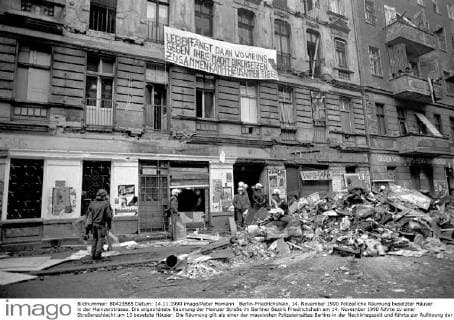 Berlin-Friedrichshain, 14. November 1990 Polizeiliche Räumung besetzter Häuser in der Mainzerstrasse. Die angeordnete Räumung der Mainzer Straße im Berliner Bezirk Friedrichshain am 14. November 1990 führte zu einer Straßenschlacht um 13 besetzte Häuser. Die Räumung gilt als einer der massivsten Polizeieinsätze Berlins in der Nachkriegszeit und führte zur Auflösung der rot-grünen Koalition seitens der Alternativen Liste (AL) und zum Rücktritt ihrer Senatorinnen Anne Klein, Michaele Schreyer und Sybille Volkholz. *** Berlin Friedrichshain 14 November 1990 Police Clearance reception Houses in the Mainz road the arranged Clearance the Mainz Road in Berlin District Friedrichshain at 14 November 1990 led to a Street battle to 13 Occupied Houses the Clearance is as a the Police operations Berlin in the Post-war period and led to Resolution the