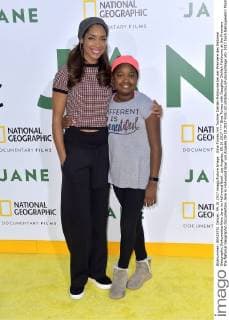 Gina Torres mit Tochter Delilah Fishburne bei der Premiere des National Geographic Dokumentarfilms Jane im Hollywood Bowl. Los Angeles, 09.10.2017