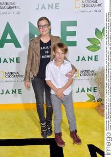 Kathleen Robertson und ihr Sohn William Cowles bei der Jane National Geographic Documentary Film Premiere am 9.10.2017 in Los Angeles Jane Filmpremiere in Los Angeles, 2017