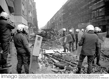 Berlin-Friedrichshain, 14. November 1990 Polizeiliche Räumung besetzter Häuser in der Mainzerstrasse. Die angeordnete Räumung der Mainzer Straße im Berliner Bezirk Friedrichshain am 14. November 1990 führte zu einer Straßenschlacht um 13 besetzte Häuser. Die Räumung gilt als einer der massivsten Polizeieinsätze Berlins in der Nachkriegszeit und führte zur Auflösung der rot-grünen Koalition seitens der Alternativen Liste (AL) und zum Rücktritt ihrer Senatorinnen Anne Klein, Michaele Schreyer und Sybille Volkholz. *** Berlin Friedrichshain 14 November 1990 Police Clearance reception Houses in the Mainz road the arranged Clearance the Mainz Road in Berlin District Friedrichshain at 14 November 1990 led to a Street battle to 13 Occupied Houses the Clearance is as a the Police operations Berlin in the Post-war period and led to Resolution the