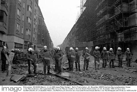 Berlin-Friedrichshain, 14. November 1990 Polizeiliche Räumung besetzter Häuser in der Mainzerstrasse. Die angeordnete Räumung der Mainzer Straße im Berliner Bezirk Friedrichshain am 14. November 1990 führte zu einer Straßenschlacht um 13 besetzte Häuser. Die Räumung gilt als einer der massivsten Polizeieinsätze Berlins in der Nachkriegszeit und führte zur Auflösung der rot-grünen Koalition seitens der Alternativen Liste (AL) und zum Rücktritt ihrer Senatorinnen Anne Klein, Michaele Schreyer und Sybille Volkholz. *** Berlin Friedrichshain 14 November 1990 Police Clearance reception Houses in the Mainz road the arranged Clearance the Mainz Road in Berlin District Friedrichshain at 14 November 1990 led to a Street battle to 13 Occupied Houses the Clearance is as a the Police operations Berlin in the Post-war period and led to Resolution the