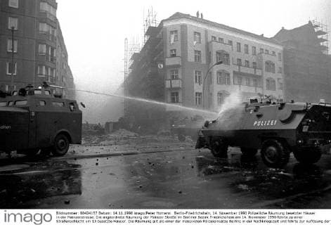 Berlin-Friedrichshain, 14. November 1990 Polizeiliche Räumung besetzter Häuser in der Mainzerstrasse. Die angeordnete Räumung der Mainzer Straße im Berliner Bezirk Friedrichshain am 14. November 1990 führte zu einer Straßenschlacht um 13 besetzte Häuser. Die Räumung gilt als einer der massivsten Polizeieinsätze Berlins in der Nachkriegszeit und führte zur Auflösung der rot-grünen Koalition seitens der Alternativen Liste (AL) und zum Rücktritt ihrer Senatorinnen Anne Klein, Michaele Schreyer und Sybille Volkholz. *** Berlin Friedrichshain 14 November 1990 Police Clearance reception Houses in the Mainz road the arranged Clearance the Mainz Road in Berlin District Friedrichshain at 14 November 1990 led to a Street battle to 13 Occupied Houses the Clearance is as a the Police operations Berlin in the Post-war period and led to Resolution the