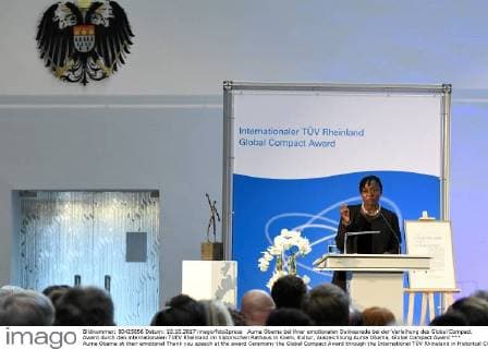 Auma Obama bei ihrer emotionalen Dankesrede bei der Verleihung des Global Compact Award durch den internationalen TUEV Rheinland im historischen Rathaus in Koeln, Kultur, Auszeichnung Auma Obama, Global Compact Award