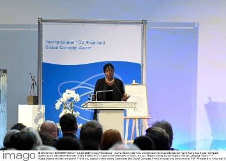 Auma Obama bei ihrer emotionalen Dankesrede bei der Verleihung des Global Compact Award durch den internationalen TUEV Rheinland im historischen Rathaus in Koeln, Kultur, Auszeichnung Auma Obama, Global Compact Award