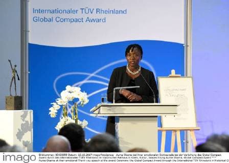 Auma Obama bei ihrer emotionalen Dankesrede bei der Verleihung des Global Compact Award durch den internationalen TUEV Rheinland im historischen Rathaus in Koeln, Kultur, Auszeichnung Auma Obama, Global Compact Award