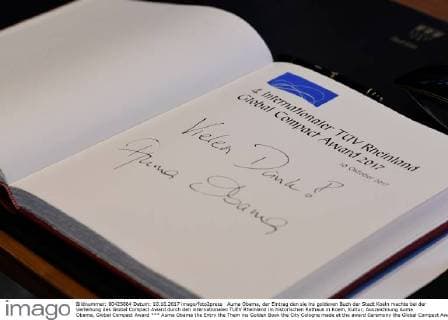 Auma Obama, der Eintrag den sie ins goldenen Buch der Stadt Koeln machte bei der Verleihung des Global Compact Award durch den internationalen TUEV Rheinland im historischen Rathaus in Koeln, Kultur, Auszeichnung Auma Obama, Global Compact Award