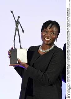 Auma Obama mit ihrem Geschenk, einer Skulptur von Hannes Helmke, bei der Verleihung des Global Compact Award durch den internationalen TUEV Rheinland im historischen Rathaus in Koeln, Kultur, Auszeichnung Auma Obama, Global Compact Award