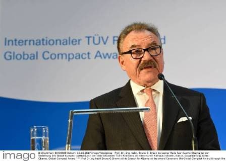 Prof. Dr.-Ing. habil. Bruno O. Braun bei seiner Rede fuer Auoma Obama bei der Verleihung des Global Compact Award durch den internationalen TUEV Rheinland im historischen Rathaus in Koeln, Kultur, Auszeichnung Auma Obama, Global Compact Award