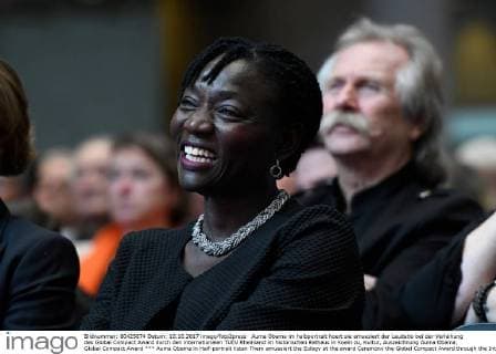 Auma Obama im halbportrait hoert sie amuesiert der Laudatio bei der Verleihung des Global Compact Award durch den internationalen TUEV Rheinland im historischen Rathaus in Koeln zu, Kultur, Auszeichnung Auma Obama, Global Compact Award