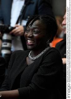 Auma Obama im halbportrait hoert sie amuesiert der Laudatio bei der Verleihung des Global Compact Award durch den internationalen TUEV Rheinland im historischen Rathaus in Koeln zu, Kultur, Auszeichnung Auma Obama, Global Compact Award