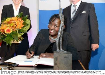 Auma Obama mit der EIntragung ins goldene Buch der Stadt Koeln bei der Verleihung des Global Compact Award durch den internationalen TUEV Rheinland im historischen Rathaus in Koeln zu, Kultur, Auszeichnung Auma Obama, Global Compact Award