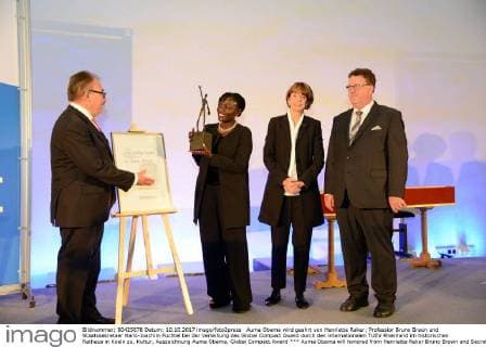 Auma Obama wird geehrt von Henriette Reker; Professior Bruno Braun und Staatssekretaer Hans-Joachim Fuchtel bei der Verleihung des Global Compact Award durch den internationalen TUEV Rheinland im historischen Rathaus in Koeln zu, Kultur, Auszeichnung Auma Obama, Global Compact Award