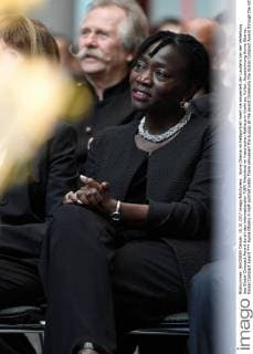 Auma Obama im halbportrait hoert sie amuesiert der Laudatio bei der Verleihung des Global Compact Award durch den internationalen TUEV Rheinland im historischen Rathaus in Koeln zu, Kultur, Auszeichnung Auma Obama, Global Compact Award