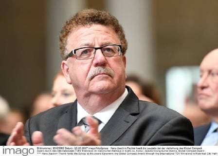 Hans-Joachim Fuchtel haelt die Laudatio bei der Verleihung des Global Compact Award durch den internationalen TUEV Rheinland im historischen Rathaus in Koeln zu, Kultur, Auszeichnung Auma Obama, Global Compact Award