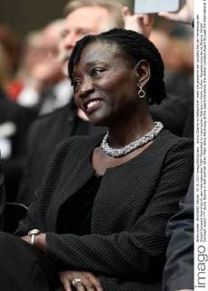 Auma Obama im halbportrait hoert sie gespannt der Laudatio bei der Verleihung des Global Compact Award durch den internationalen TUEV Rheinland im historischen Rathaus in Koeln, Kultur, Auszeichnung Auma Obama, Global Compact Award