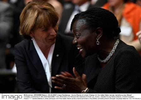 Auma Obama im engen Dialog mit Henriette Reker bei der Verleihung des Global Compact Award durch den internationalen TUEV Rheinland im historischen Rathaus in Koeln zu, Kultur, Auszeichnung Auma Obama, Global Compact Award