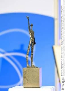 Die Skulptur Griff nach den Sternen von Hannes Helmke fuer Auma Obama bei der Verleihung des Global Compact Award durch den internationalen TUEV Rheinland im historischen Rathaus in Koeln, Kultur, Auszeichnung Auma Obama, Global Compact Award