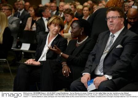 Auma Obama im engen Dialog mit Henriette Reker bei der Verleihung des Global Compact Award durch den internationalen TUEV Rheinland im historischen Rathaus in Koeln zu, Kultur, Auszeichnung Auma Obama, Global Compact Award