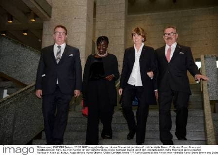 Auma Obama bei der Ankunft mit Henriette Reker; Professior Bruno Braun und Staatssekretaer Hans-Joachim Fuchtel bei der Verleihung des Global Compact Award durch den internationalen TUEV Rheinland im historischen Rathaus in Koeln zu, Kultur, Auszeichnung Auma Obama, Global Compact Award
