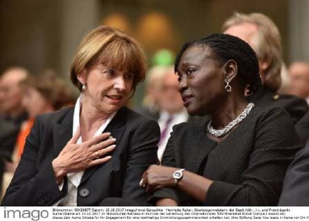 Henriette Reker, Oberbürgermeisterin der Stadt Köln , l-r, und Preisträgerin Auma Obama am 10.10.2017 im Historischen Rathaus in Köln bei der Verleihung des Internationalen TÜV Rheinland Global Compact Award den dieses Jahr Auma Omaba für ihr Engagement für eine nachhaltige Entwicklungszusammenarbeit erhalten hat. Ihre Stiftung Sauti Kuu leiste in Kenia vor Ort Hilfe zur Selbsthilfe, hieß es in der Begründung.