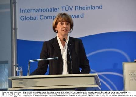 Henriette Reker, Oberbürgermeisterin der Stadt Köln spricht am 10.10.2017 im Historischen Rathaus in Köln bei der Verleihung des Internationalen TÜV Rheinland Global Compact Award den dieses Jahr Auma Omaba für ihr Engagement für eine nachhaltige Entwicklungszusammenarbeit erhalten hat. Ihre Stiftung Sauti Kuu leiste in Kenia vor Ort Hilfe zur Selbsthilfe, hieß es in der Begründung.