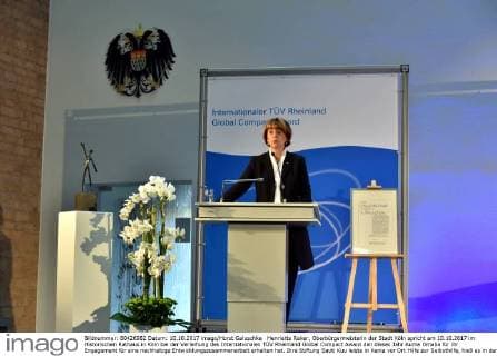 Henriette Reker, Oberbürgermeisterin der Stadt Köln spricht am 10.10.2017 im Historischen Rathaus in Köln bei der Verleihung des Internationalen TÜV Rheinland Global Compact Award den dieses Jahr Auma Omaba für ihr Engagement für eine nachhaltige Entwicklungszusammenarbeit erhalten hat. Ihre Stiftung Sauti Kuu leiste in Kenia vor Ort Hilfe zur Selbsthilfe, hieß es in der Begründung.