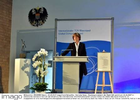Henriette Reker, Oberbürgermeisterin der Stadt Köln spricht am 10.10.2017 im Historischen Rathaus in Köln bei der Verleihung des Internationalen TÜV Rheinland Global Compact Award den dieses Jahr Auma Omaba für ihr Engagement für eine nachhaltige Entwicklungszusammenarbeit erhalten hat. Ihre Stiftung Sauti Kuu leiste in Kenia vor Ort Hilfe zur Selbsthilfe, hieß es in der Begründung.