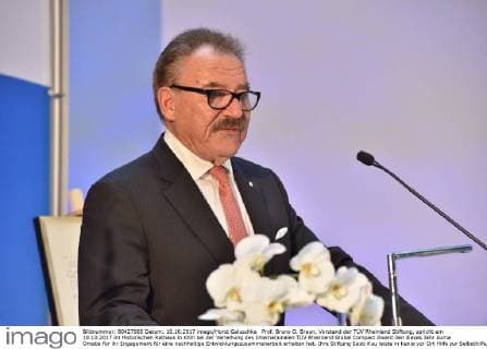 Prof. Bruno O. Braun, Vorstand der TÜV Rheinland Stiftung, spricht am 10.10.2017 im Historischen Rathaus in Köln bei der Verleihung des Internationalen TÜV Rheinland Global Compact Award den dieses Jahr Auma Omaba für ihr Engagement für eine nachhaltige Entwicklungszusammenarbeit erhalten hat. Ihre Stiftung Sauti Kuu leiste in Kenia vor Ort Hilfe zur Selbsthilfe, hieß es in der Begründung.
